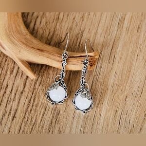 ♥️H 5/$20 Elegant Silver Leaf Drop Earrings